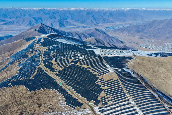 西藏墨竹、達孜100兆瓦+50兆瓦牧光互補復合型光伏發電項目全容量并網發電.jpg